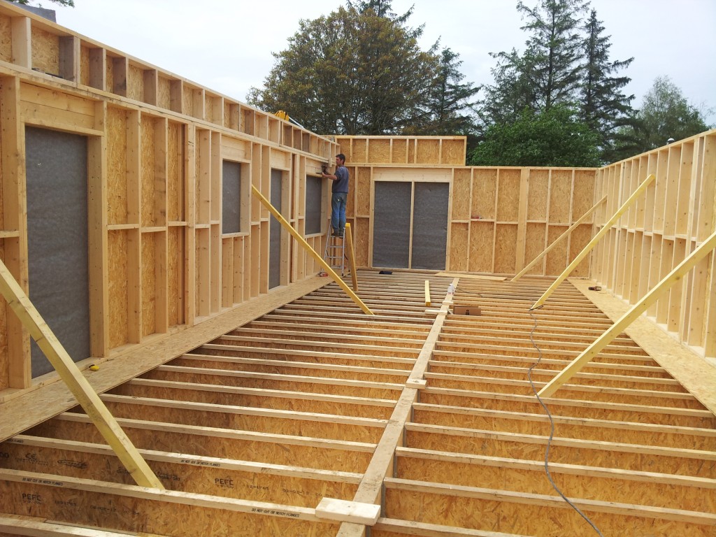 Montage d'une ossature bois de surélévation, plancher et murs en cours de construction — Dagicour Normandie
