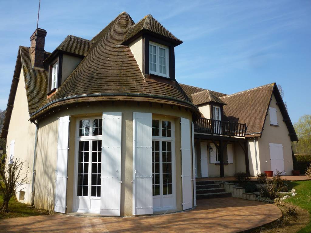 Maison rénovée avec menuiseries blanches et enduit — fenêtres Dagicour en Normandie