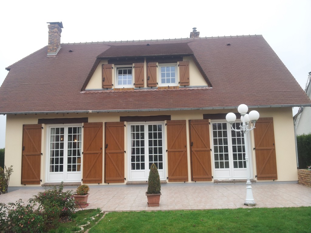 Maison avec volets et menuiseries blanches après rénovation — Dagicour Seine-Maritime