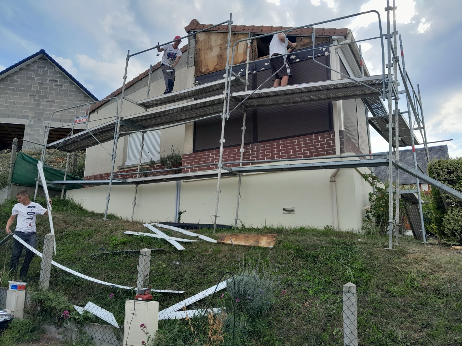 Dépose de l'ancienne couverture de pignon avant pose du bardage composite — chantier Dagicour