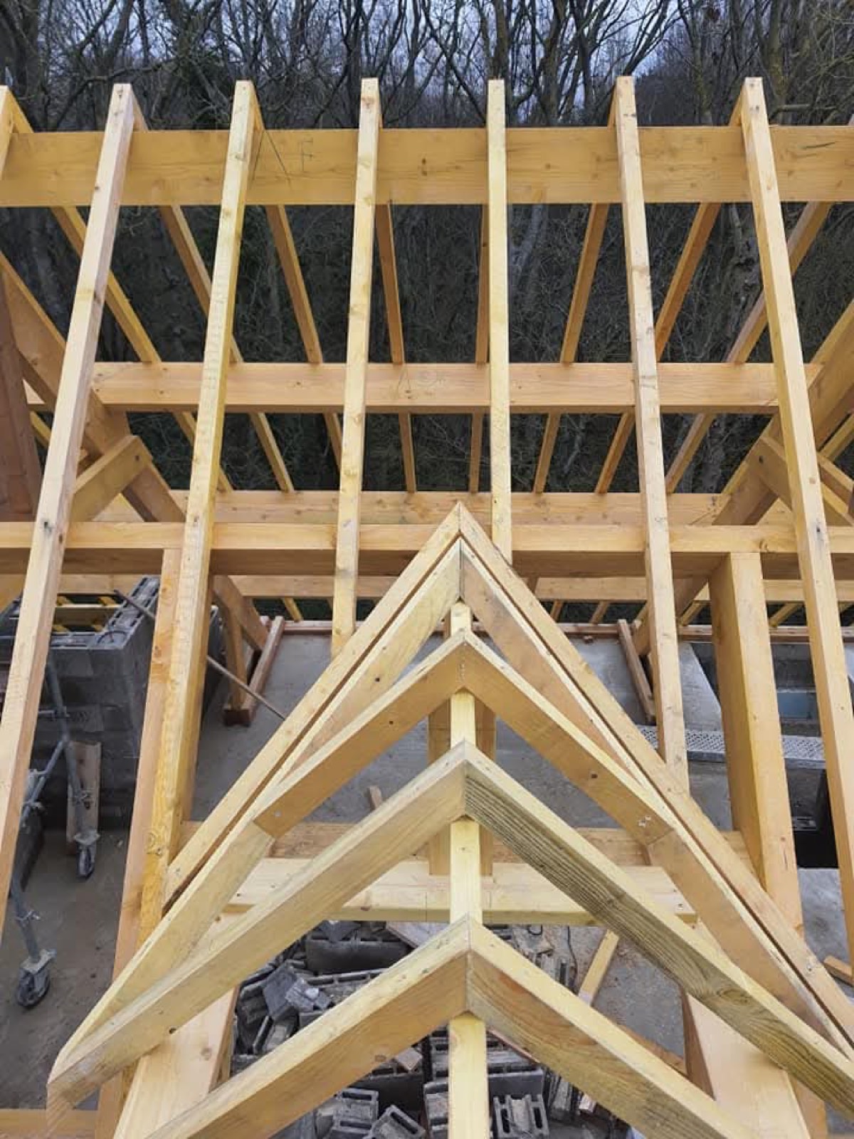 Fermes de charpente en cours de pose pour rehausser une toiture — chantier Dagicour Seine-Maritime