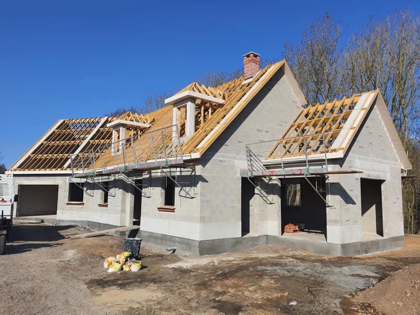 Charpente traditionnelle en bois en cours de pose sur une maison neuve, chevrons et lucarnes — Dagicour Seine-Maritime