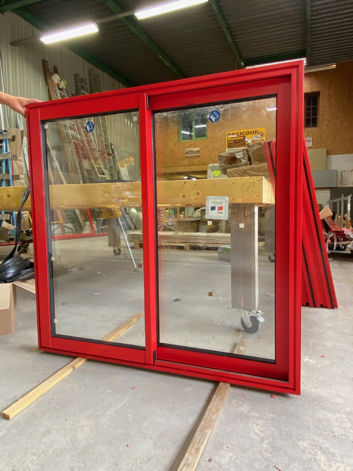 Fenêtre coulissante aluminium coloris rouge fabriquée sur-mesure — atelier Dagicour