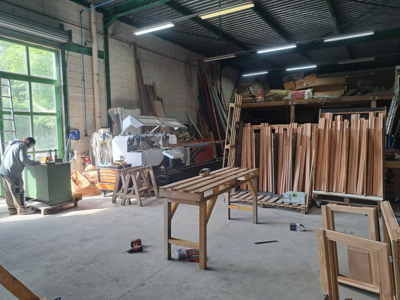 Vue large de l'atelier de menuiserie Dagicour à Envermeu, menuisier au travail