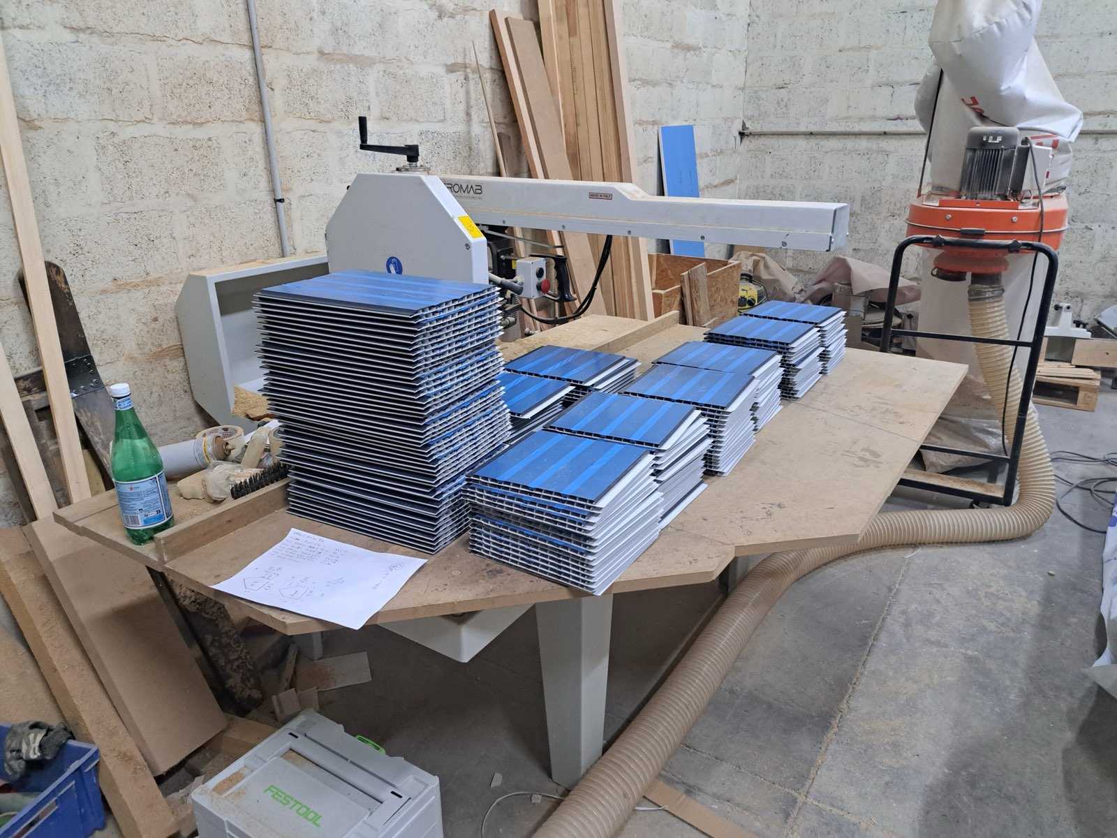 Profilés aluminium fraîchement découpés et empilés en atelier, fabrication de menuiseries Dagicour