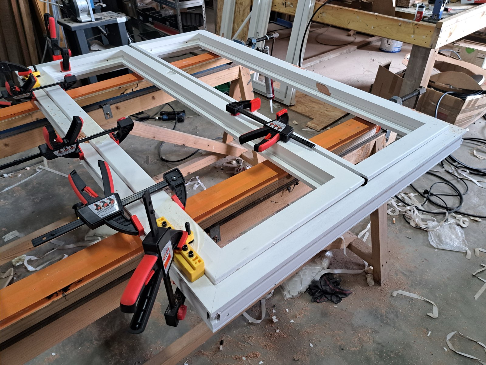 Grand dormant de fenêtre en bois massif en cours de fabrication dans l'atelier Dagicour