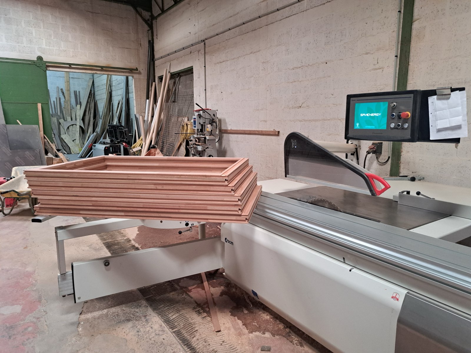 Dormants de fenêtres en bois empilés et prêts à poser, production de l'atelier Dagicour