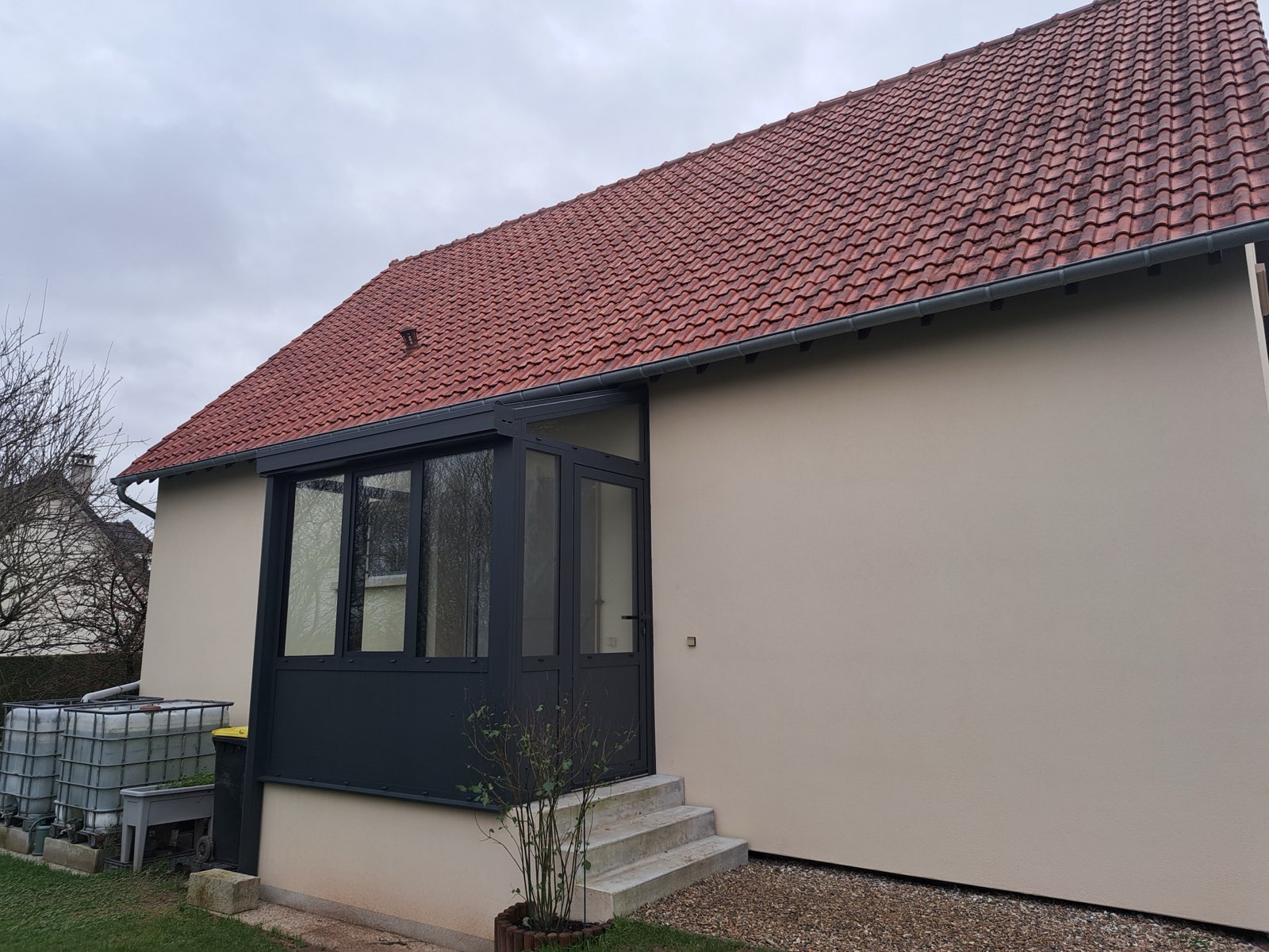 Après : véranda aluminium anthracite terminée sur la même maison — Dagicour