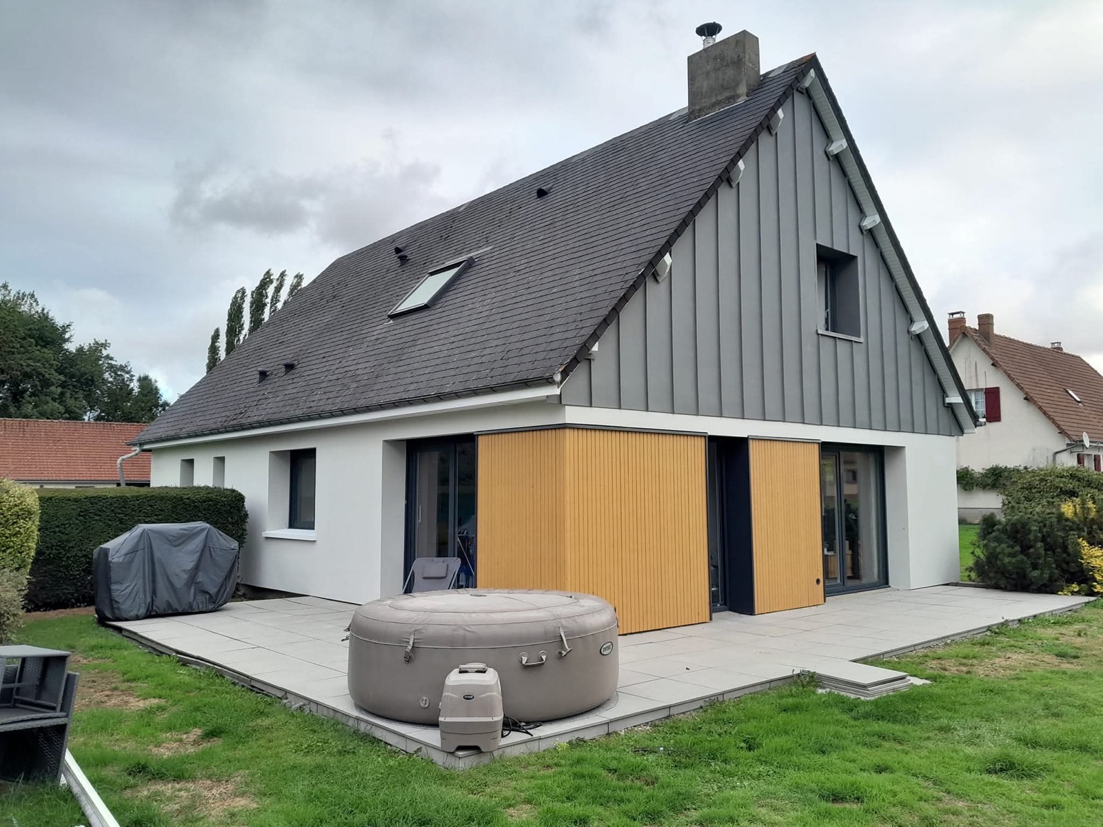 Après ITE : même maison, bardage bois et enduit gris terminés — Dagicour