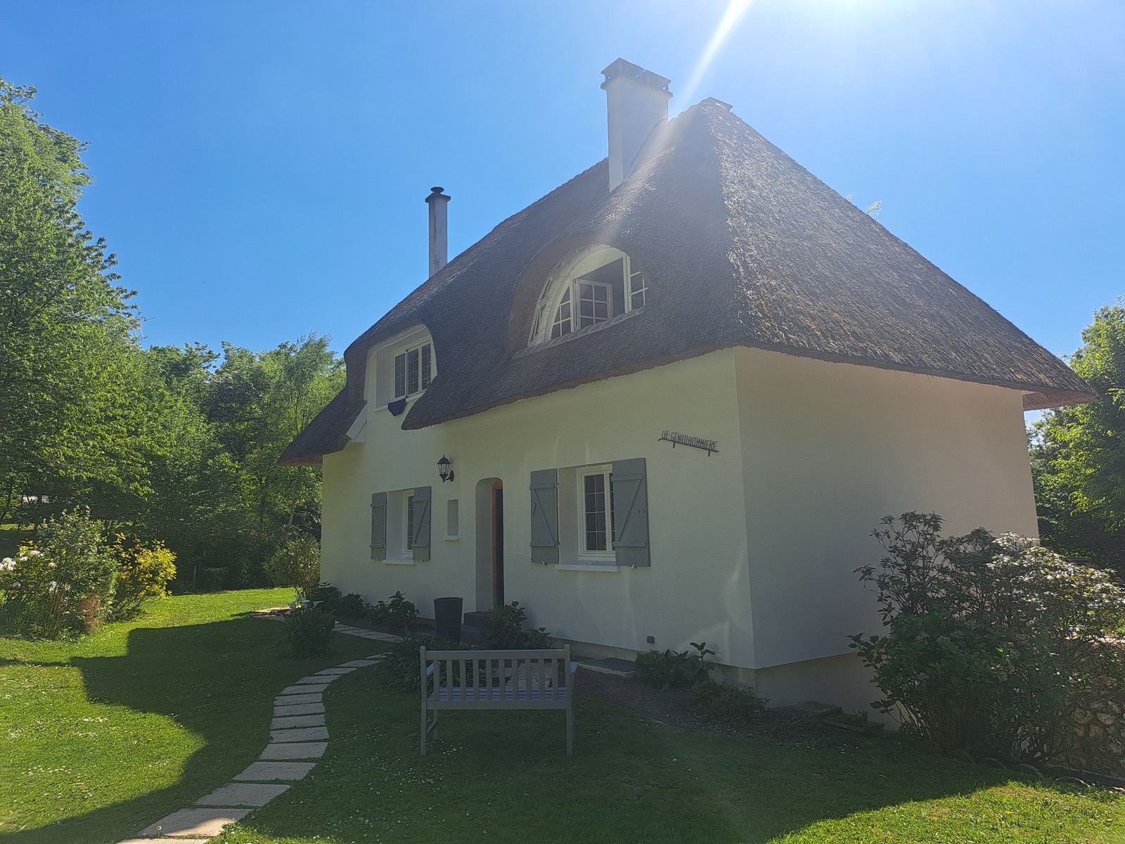Après rénovation globale : même chaumière normande, ravalement et menuiseries refaits — Dagicour