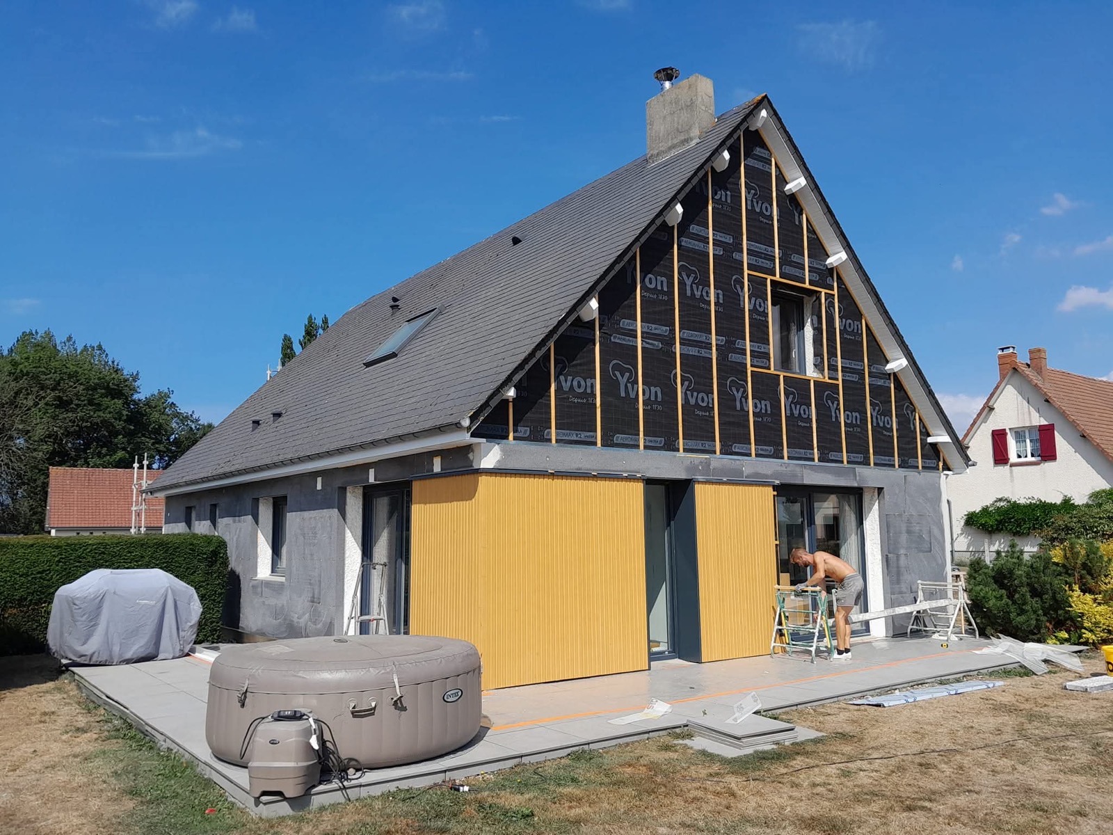 Avant ITE : pignon en cours de pose d'ossature bois pour bardage — Seine-Maritime