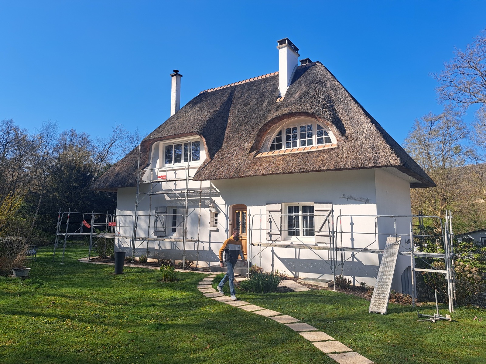 Avant rénovation globale : chaumière normande échafaudée, ravalement en cours — Seine-Maritime