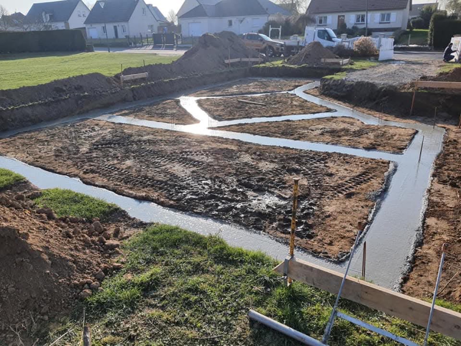 Fondations coulées pour une construction neuve, tranchées et béton frais avant élévation des murs — Dagicour
