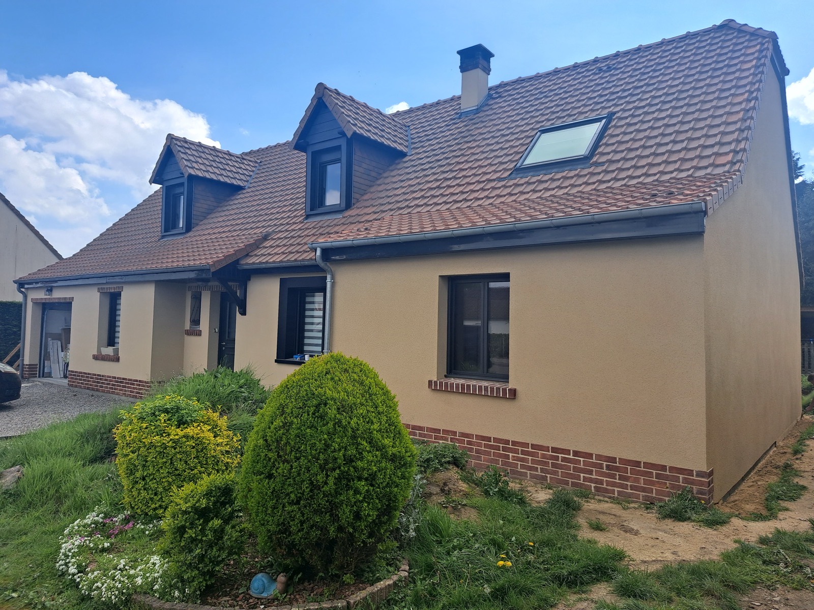 Maison normande avec lucarnes en bois et toiture tuiles, charpente traditionnelle taillée par Dagicour