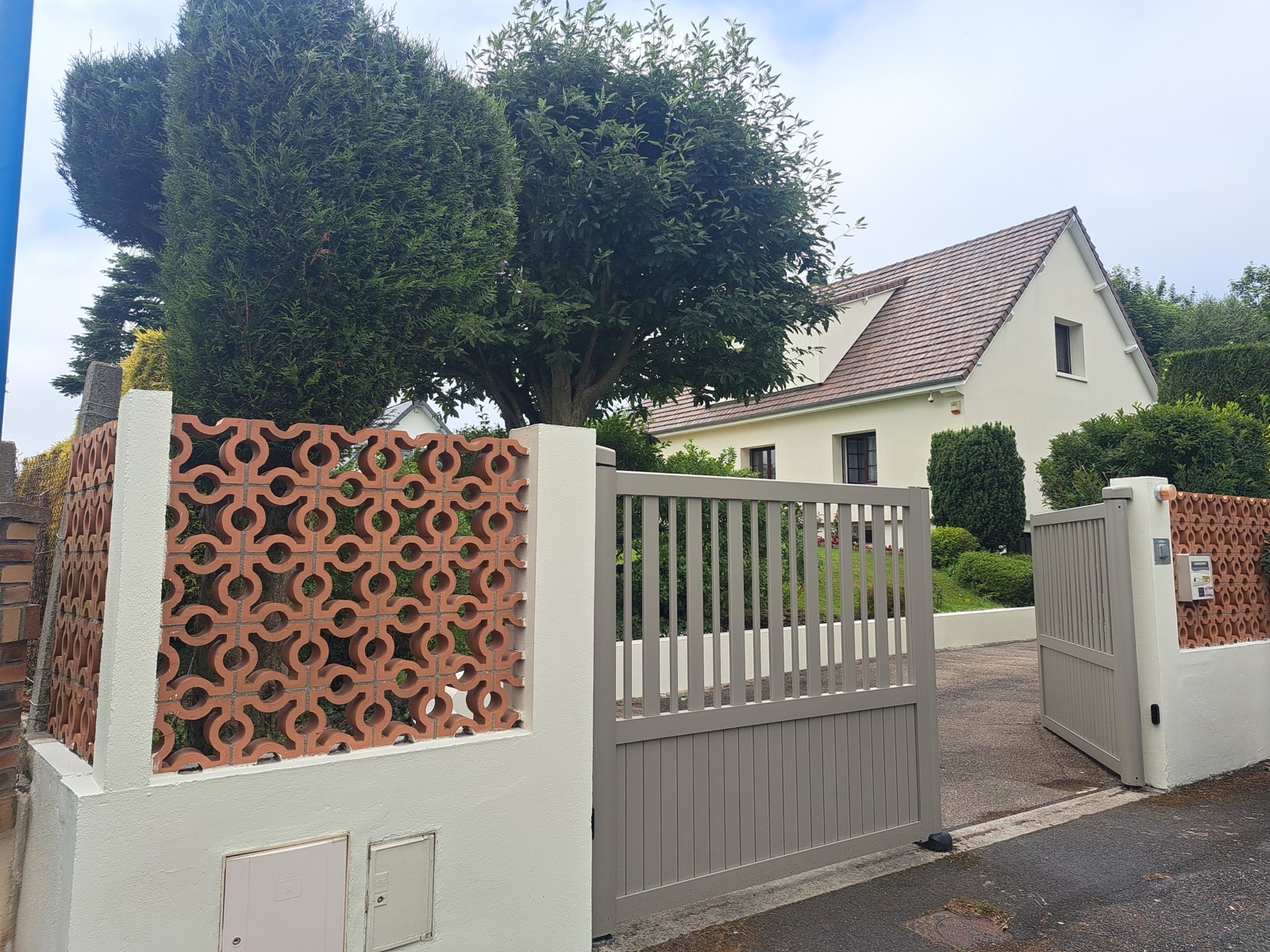 Portail aluminium taupe et clôture en claustras brique décoratifs — chantier Dagicour