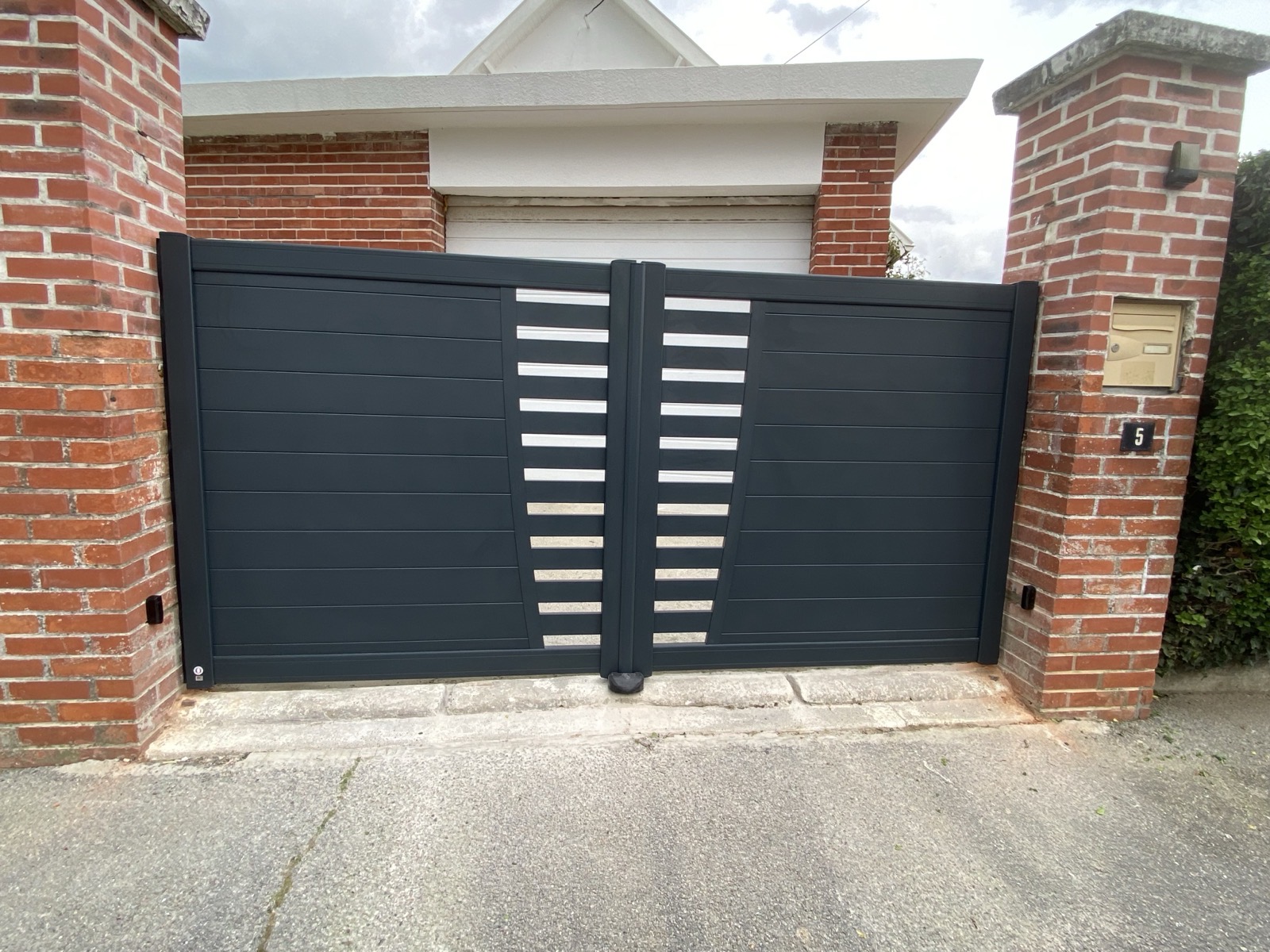 Portail aluminium anthracite double battant avec bande décorative inox sur piliers briques — Dagicour Normandie