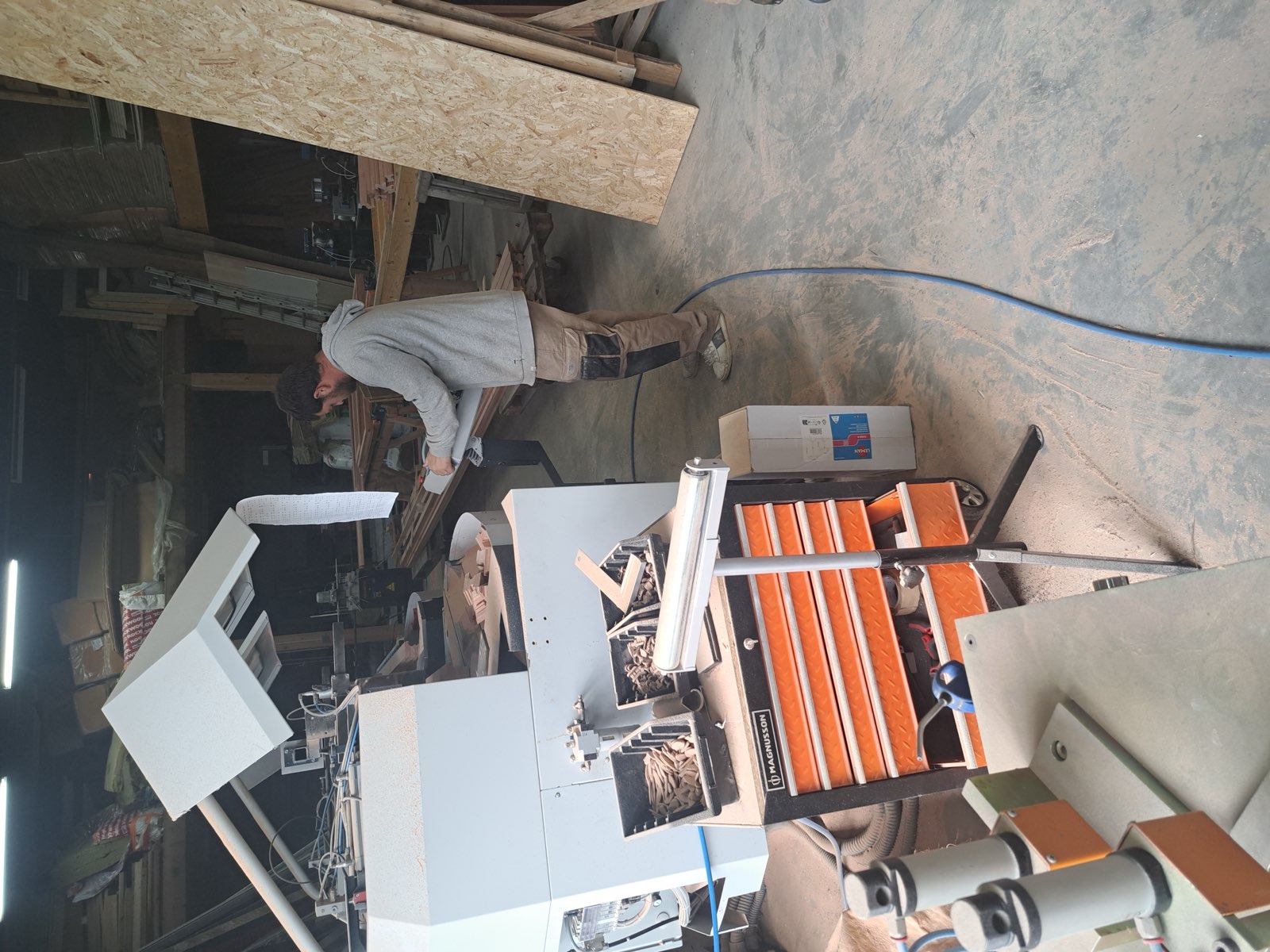 Menuisier Dagicour mesurant une pièce de bois sur la toupie de l'atelier d'Envermeu