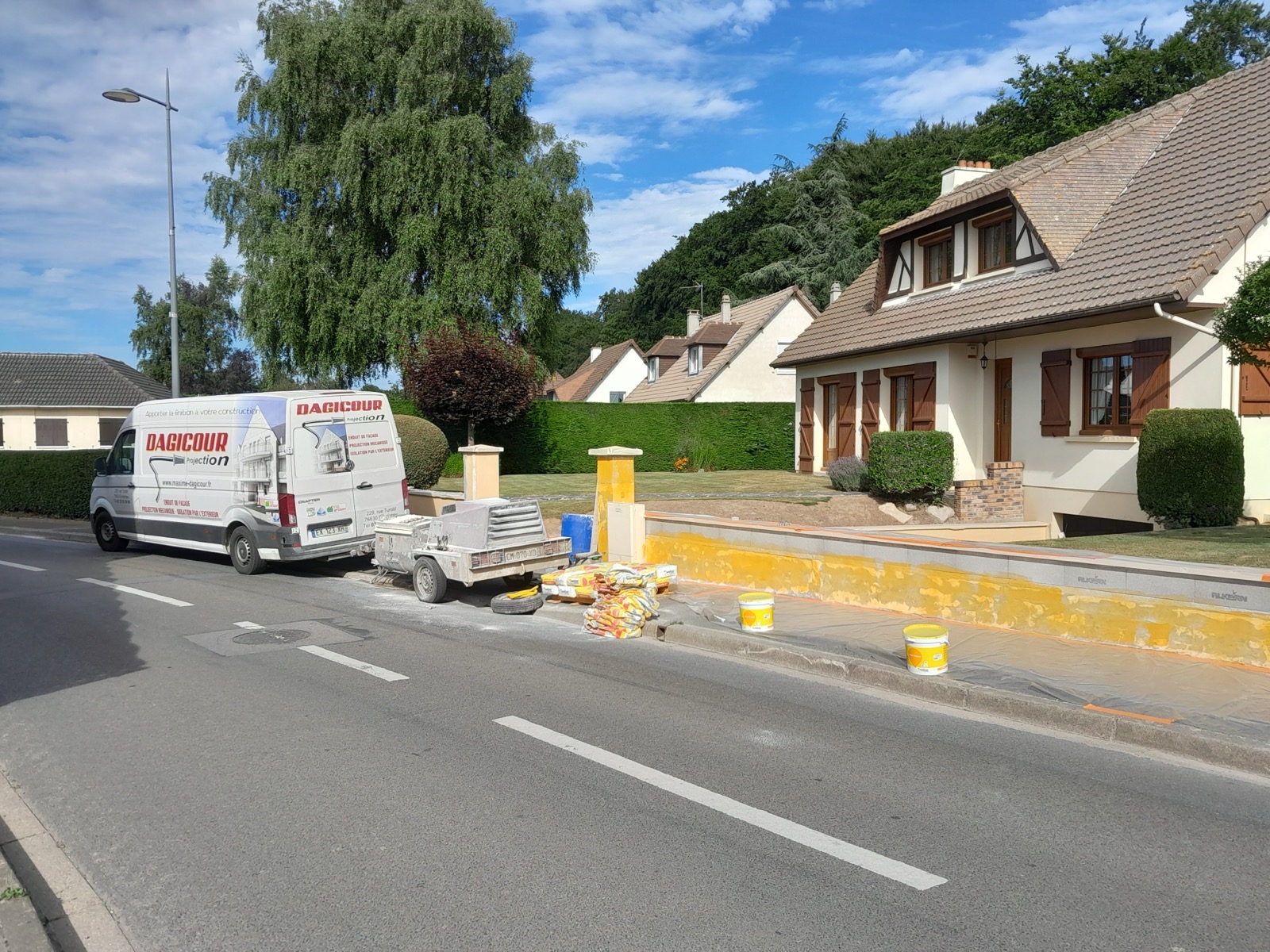 Avant enduit : application du crépi sur piliers d'entrée, camion Dagicour sur le chantier en Seine-Maritime