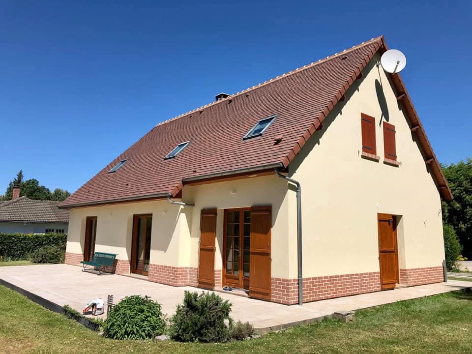 Pavillon ravalé en enduit crème avec volets rouges et soubassement briquettes, Seine-Maritime