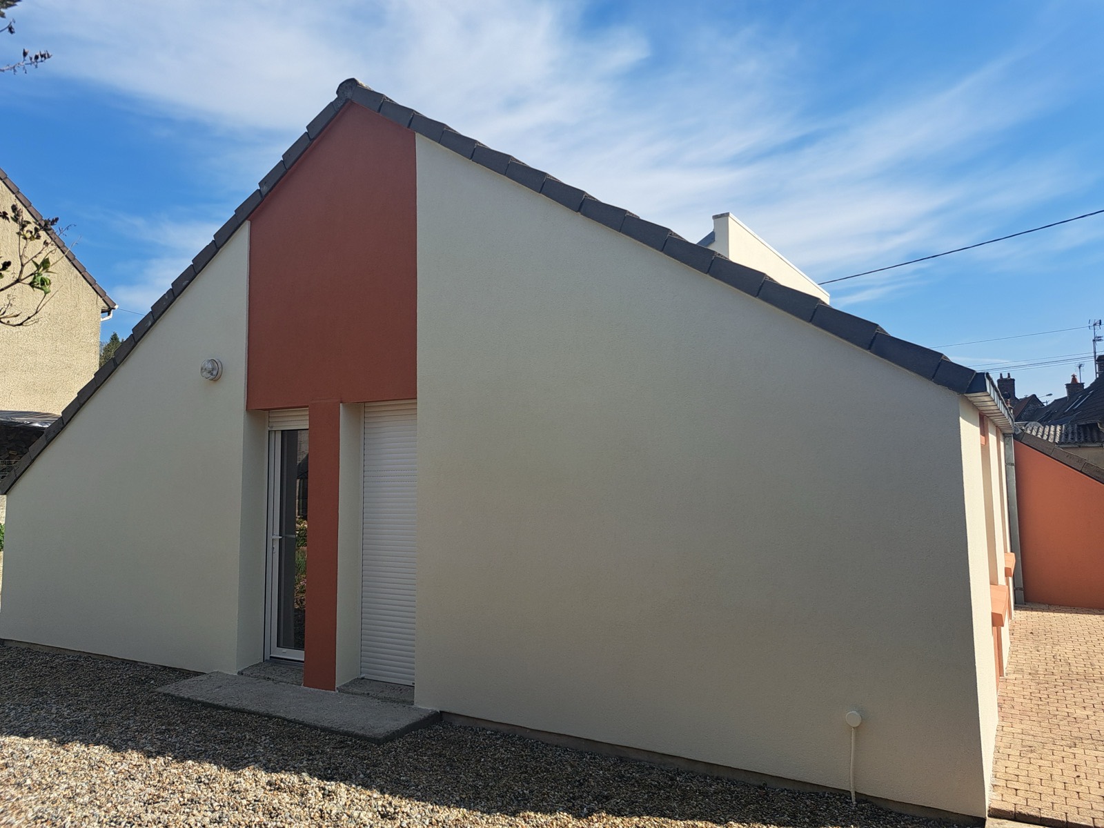 Façade enduite bicolore crème et terracotta sur maison contemporaine avec terrasse, Seine-Maritime