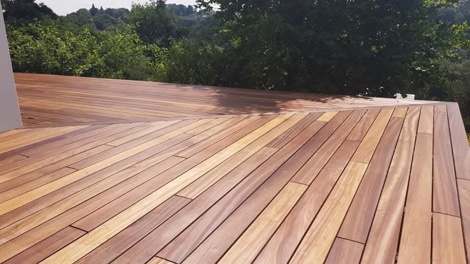 Terrasse en bois massif exotique, lames brunes avec vue dégagée sur la campagne normande — Dagicour
