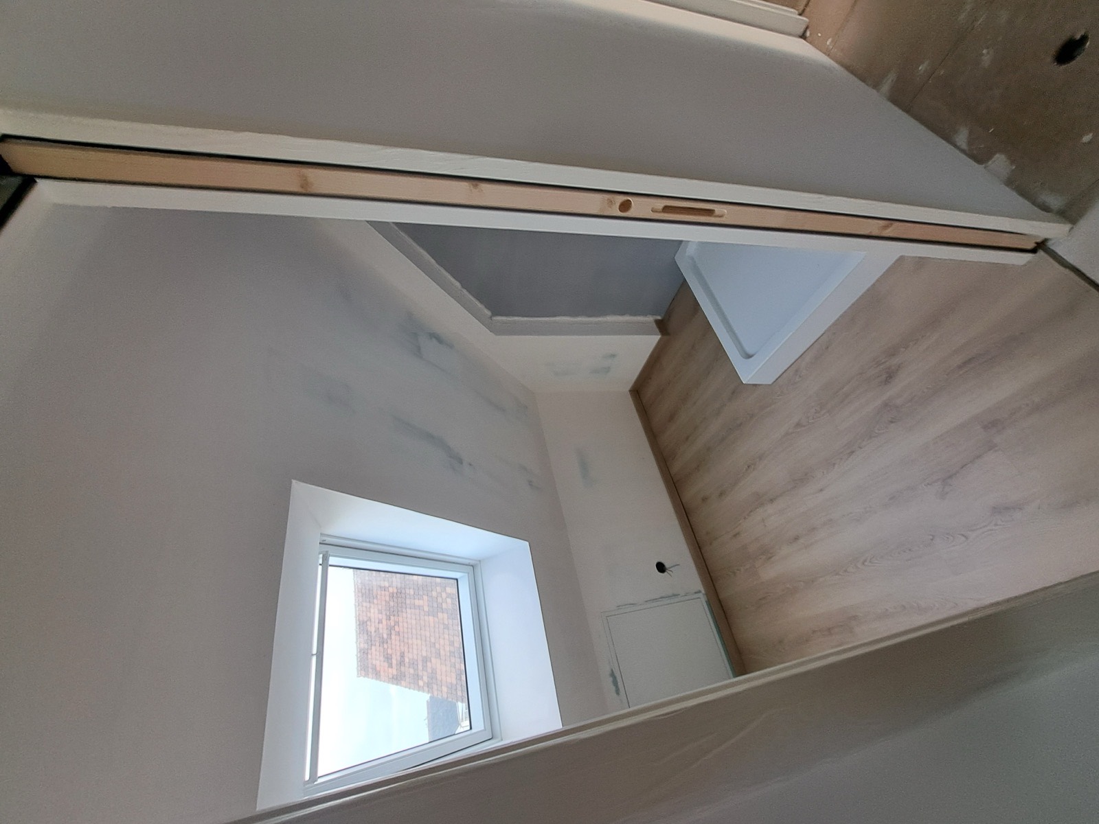 Salle d'eau en cours d'aménagement sous combles, receveur de douche posé sous velux, Dagicour